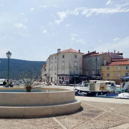 Holiday home Atraktivna Kuca Sa Saunom I Grijanim Jacuzzijem Cres