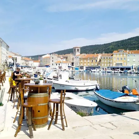 Atraktivna Kuca Sa Saunom I Grijanim Jacuzzijem Holiday home *