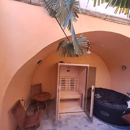Atraktivna Kuca Sa Saunom I Grijanim Jacuzzijem *