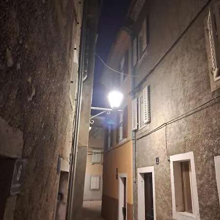 Atraktivna Kuca Sa Saunom I Grijanim Jacuzzijem Nyaraló Cres